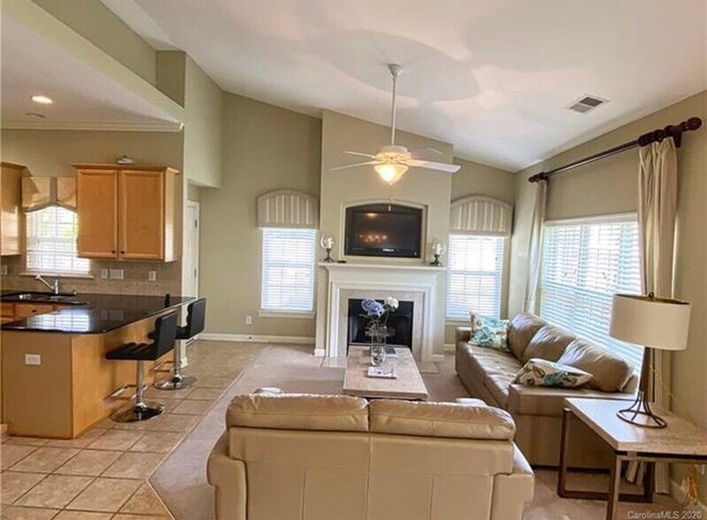 Open floor plan - 12015 Valley Oak St