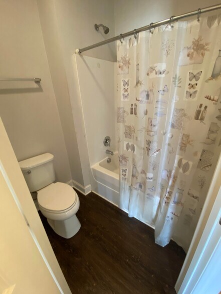 Building Photo - 526 Dennis Way