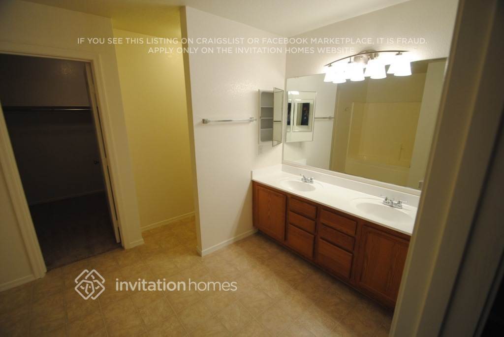 Building Photo - 8913 E Portobello Ave