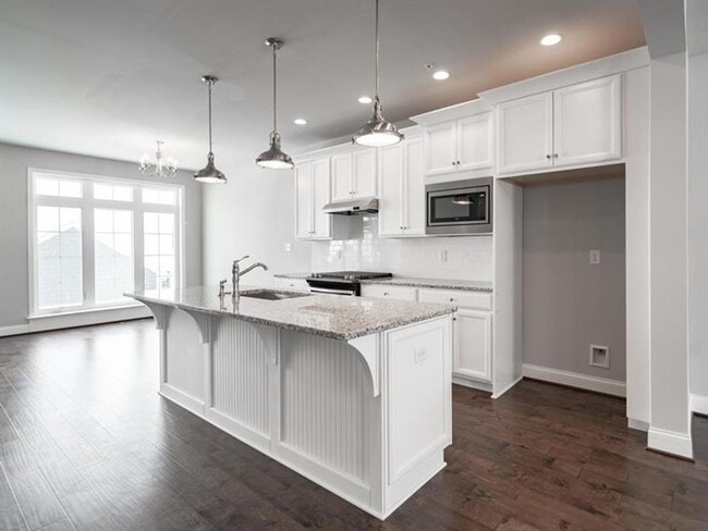 Building Photo - 3 bed 2.5 bath - Luxury Living Meets Subur...
