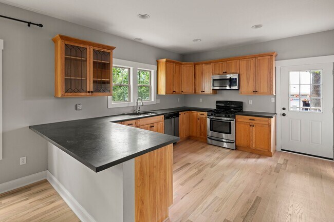 Building Photo - Beautiful Beaverdam Home