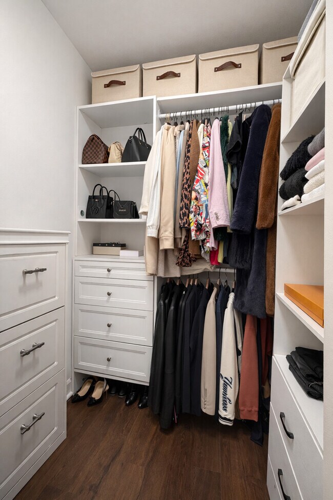 Building Photo - 2650 N Lakeview Ave