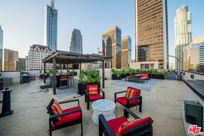 Building Photo - 655 S Hope St