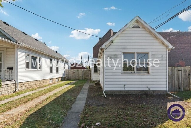 Building Photo - 218 E Park St