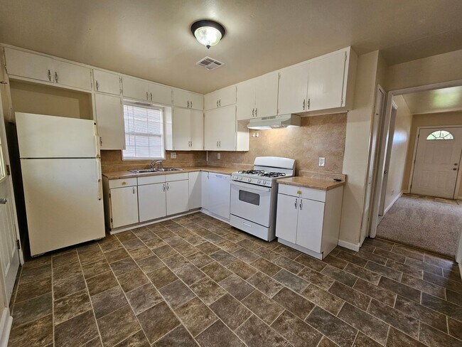 Building Photo - (3) Bed/(1) Bath in Core Norman Avail NOW!