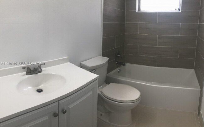 Building Photo - 930 Benevento Ave