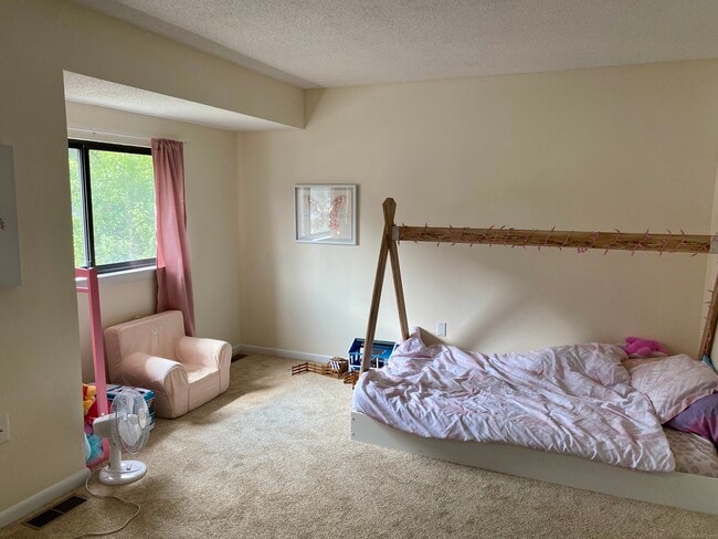 Building Photo - 10 Wiggins Farm Dr