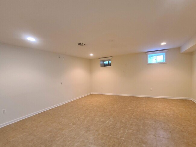 Building Photo - 210 Hillside Ct