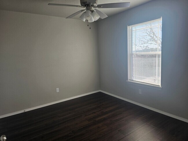 Building Photo - Beautiful New Townhomes in Alma! **MOVE IN...