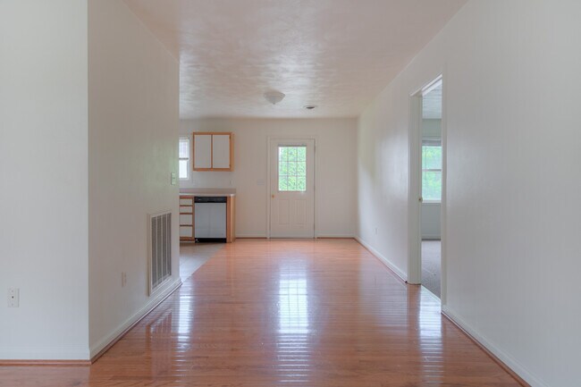 Building Photo - 907 Giles Rd