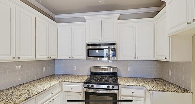 Building Photo - Gorgeous 4 bed, 3 bath
