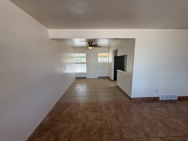 Building Photo - 1325 N Venice Ave