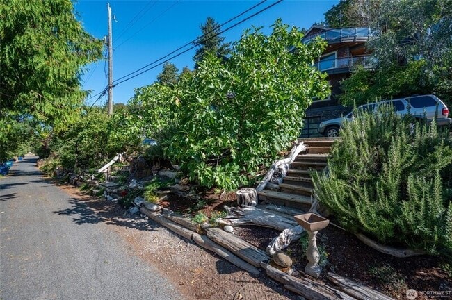 Building Photo - 4226 Beach Dr SW