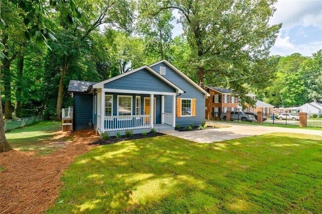 Building Photo - 2749 Memorial Dr SE