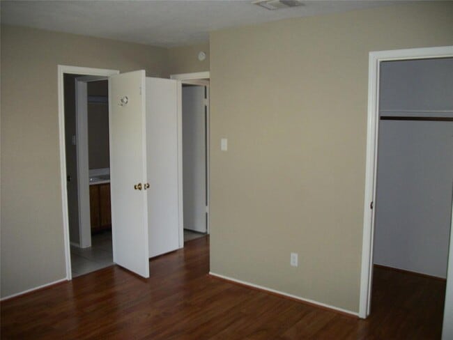 Building Photo - 1011 Stoneleigh Ct