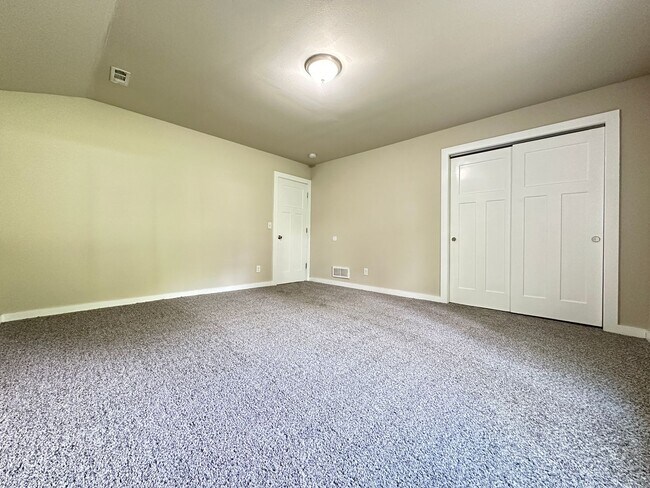 Building Photo - 3 Bed 2 Bath 2 Stall Garage - Country Styl...
