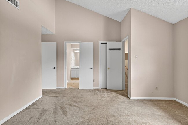 Building Photo - 9204 Westwood Village Dr