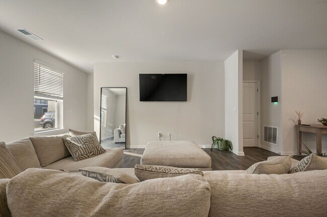 Building Photo - 193 Currant Cir