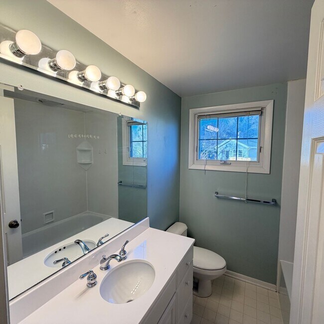 Building Photo - Four Bedroom Home in Forest Hills Schools!