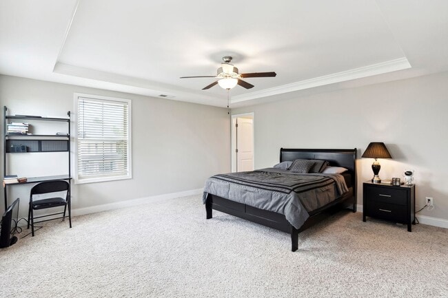 Building Photo - Fenced Yard 4 Bedroom w 3rd Floor Bonus Room!