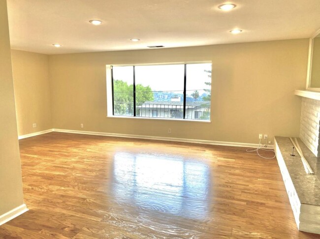 Building Photo - 2681 Montrose Pl