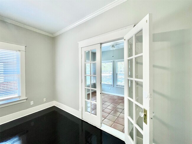 Building Photo - 831 Pizer St