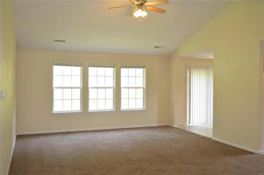 Livingroom - 24110 Tanglewood Rd