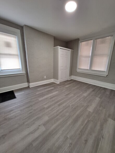 Building Photo - 307 S Park St