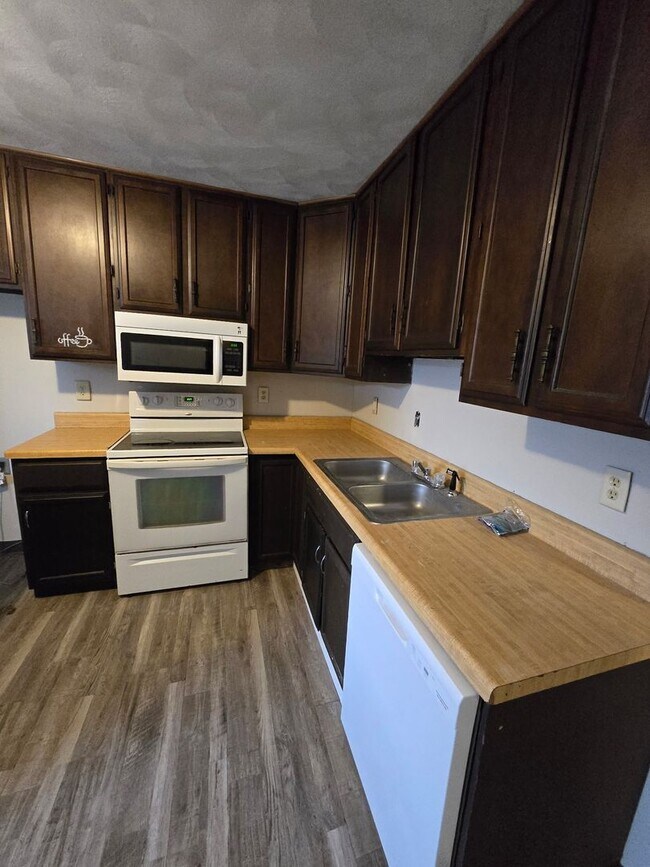Building Photo - 5201 S Brooks Dr