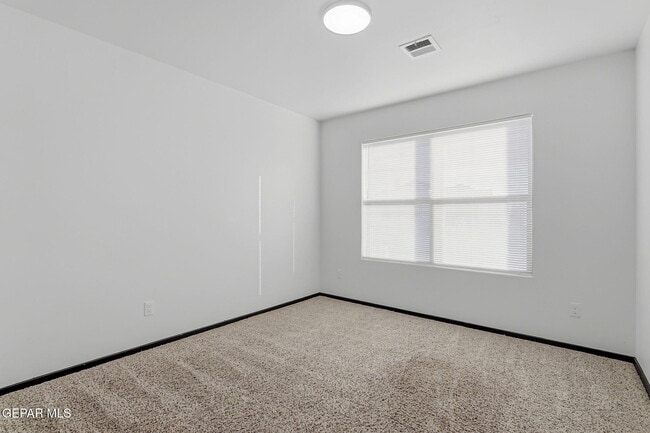 Building Photo - 13817 Summer View Ave