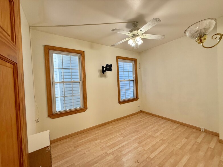 Building Photo - 216 Laurel Ave