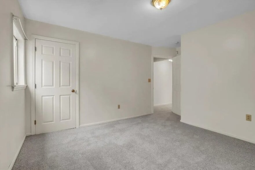 bedroom - 3240 Rothpletz St