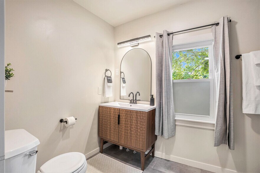 Building Photo - 37 Gold Ave NW