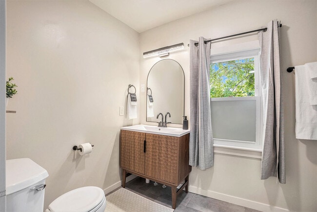 Building Photo - 37 Gold Ave NW