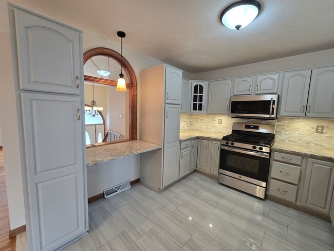 Building Photo - Beautiful Split Entry - 3 Bedroom 2.5 Bathroom in Rustic Ridge Estates