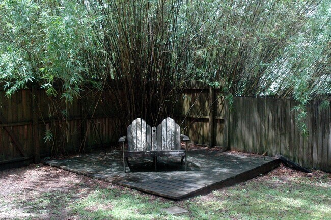 Building Photo - Available Fall 2026! 3 Bed/2 Bath House Right off of NW 34th St. Close to UF