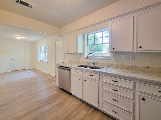 Building Photo - BEAUTIFUL RECENTLY REMODELED LEASE HOME IN HUNTSVILLE, TEXAS