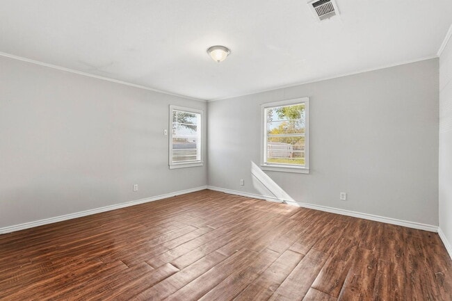 Building Photo - 729 13th Ave N