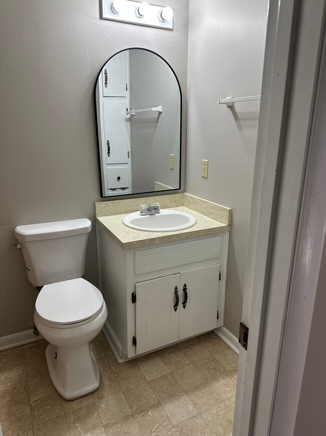 Building Photo - 2211 Shannondoah Dr