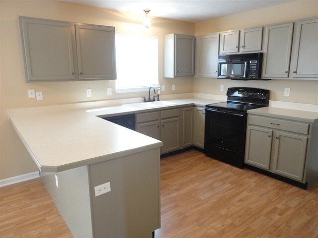 Building Photo - 1777 Woodstock Dr