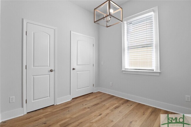Building Photo - 826 W Victory Dr
