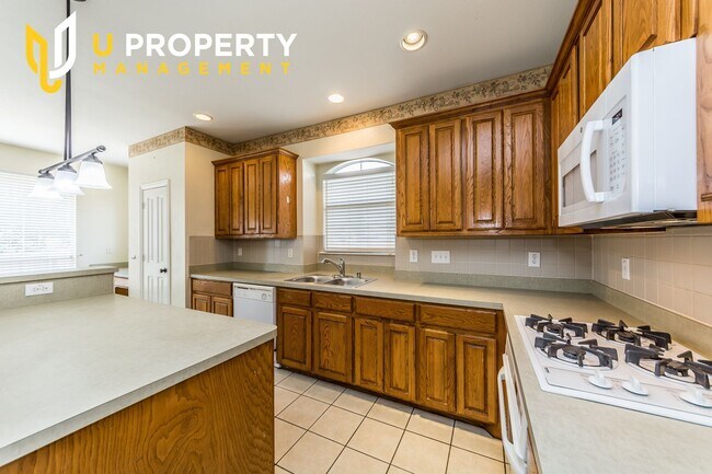 Building Photo - 6 Bedrooms, 3 garage space house. US75 & A...