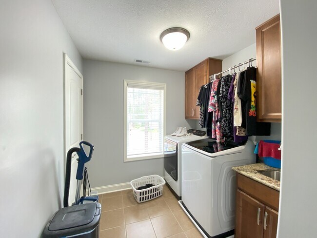 Building Photo - 351 Maplewood Dr