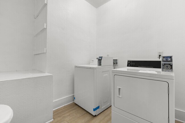 Building Photo - This updated and spacious 1 bedroom / 1 ba...