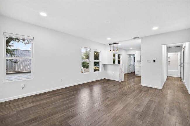 Building Photo - 809 E Baker St