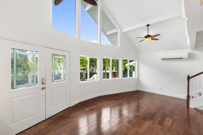 Building Photo - Kahala Home 5 bedroom 4 bath with Large Yard