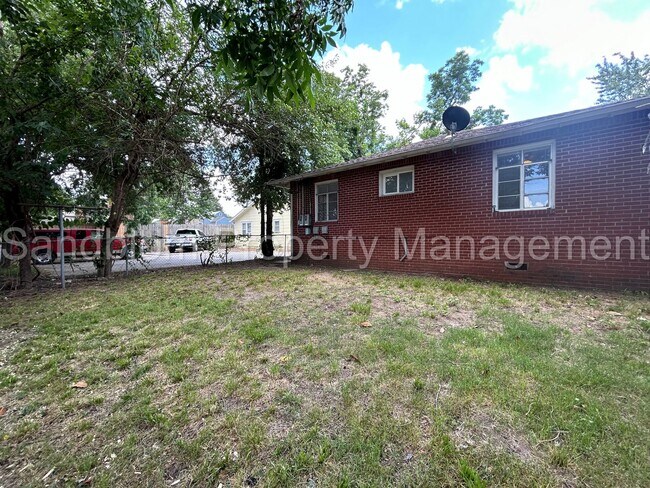 Building Photo - 1439 S Louisville Ave