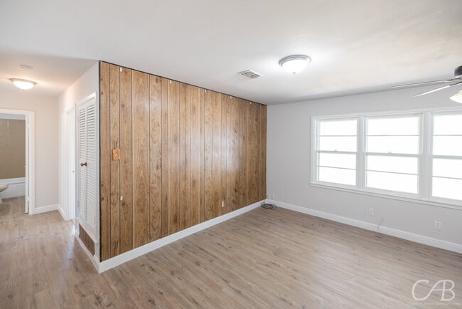 Building Photo - 872 Forrest Ave