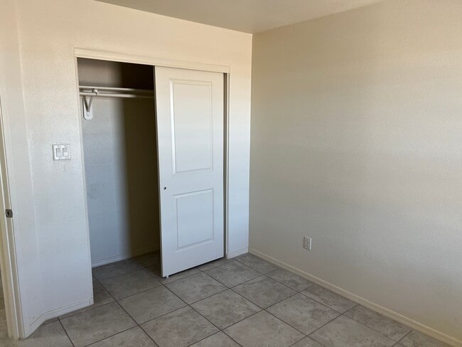 Building Photo - San Luis AZ, Three Bedroom 2 Bath Corner Lot Home with Additional Parking