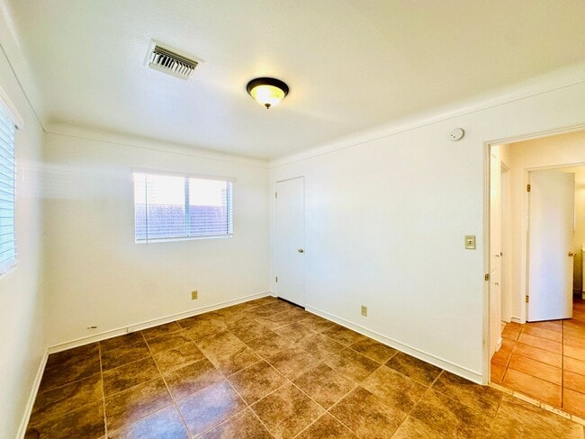 Building Photo - 2 Bedroom House with All Appliances and La...